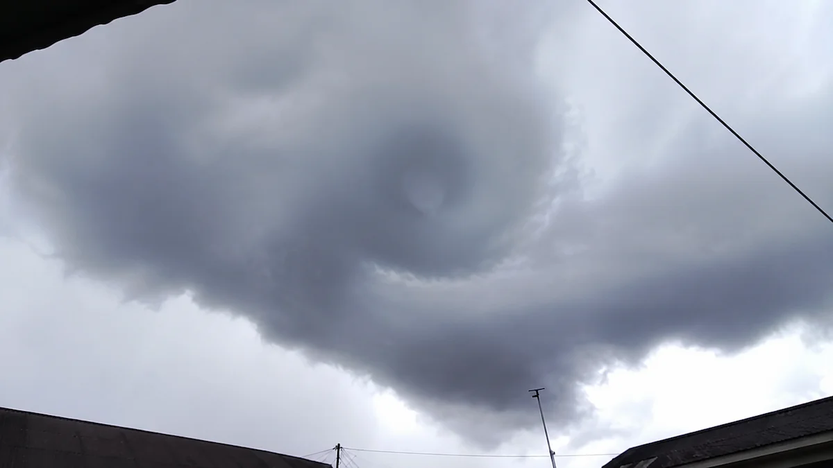 Awan gelap terlihat sebelum puting beliung menerjang Desa Totolan
