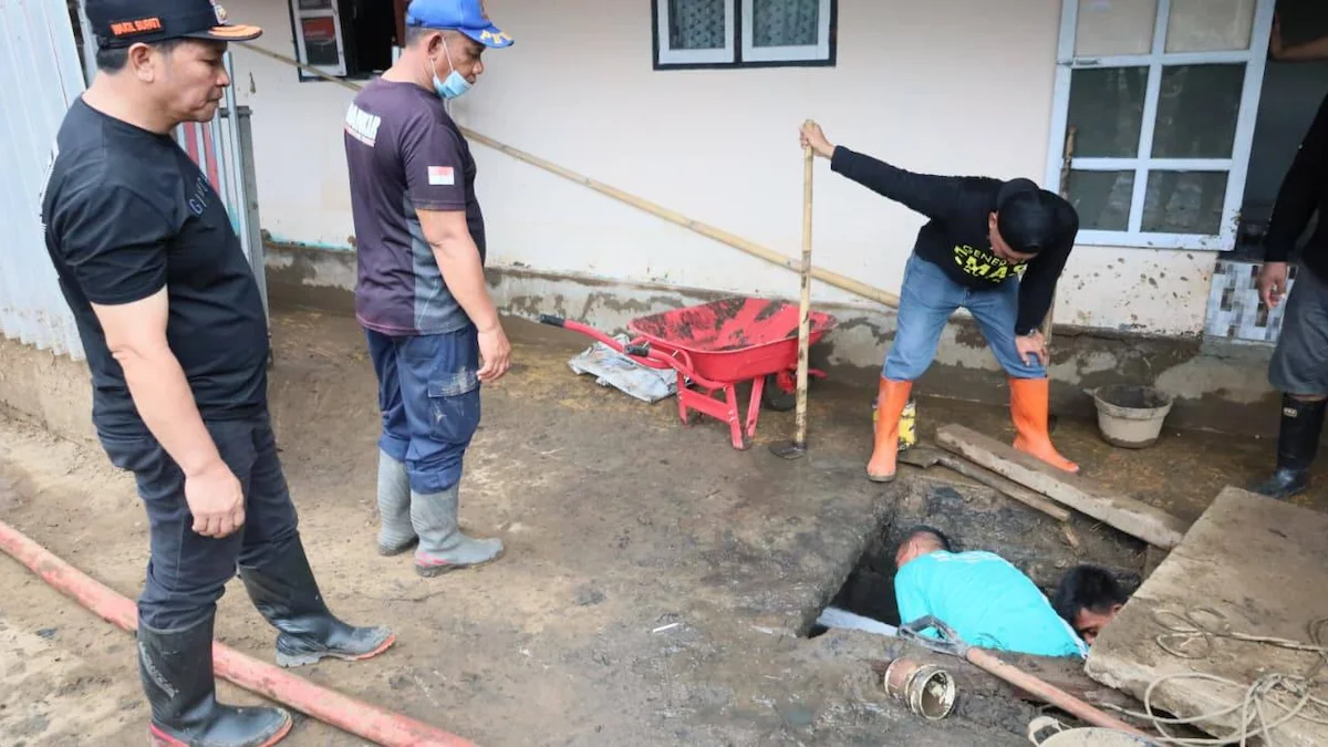 Wakil Bupati dan warga membersihkan saluran lingkungan pasca banjir bandang Solimandungan di Bolmong.