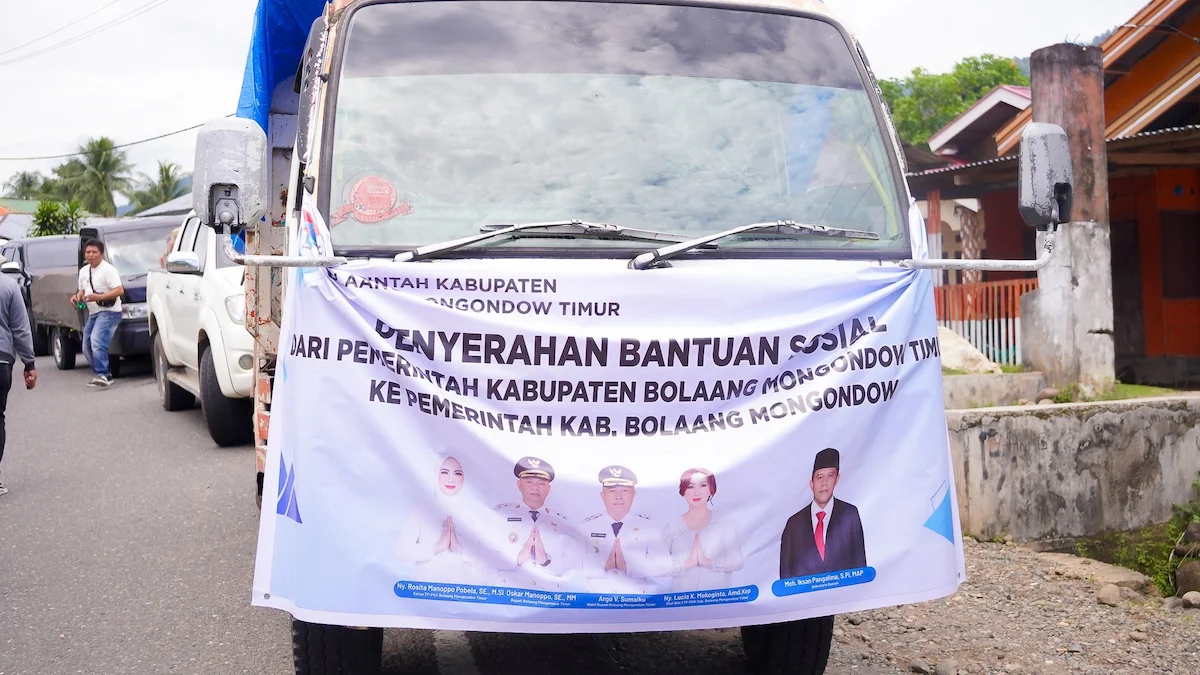 Kendaraan pengangkut bantuan sosial Pemkab Boltim untuk korban banjir bandang di Kabupaten Bolmong