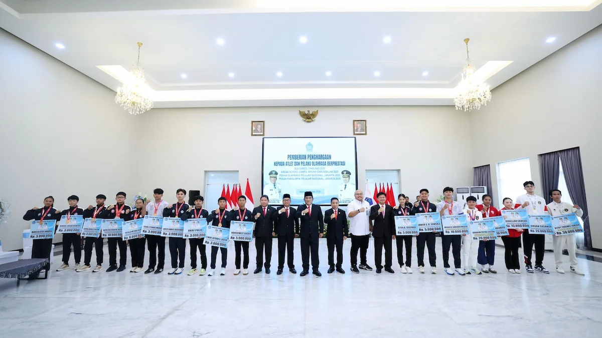 Para atlet Sulawesi Utara menerima bonus prestasi dari Pemprov Sulut di Wisma Negara Manado