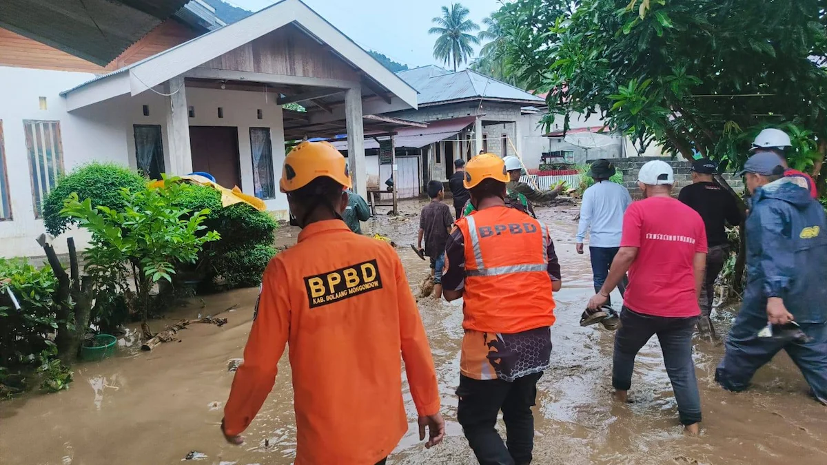 Petugas BPBD Bolmong melakukan evakuasi dan pendataan warga terdampak banjir