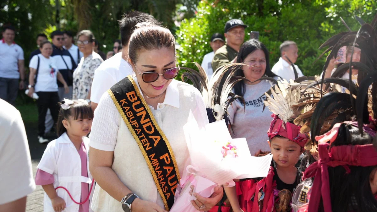 Bunda PAUD Kabupaten Minahasa Martina Dondokambey Lengkong bersama peserta lomba PAUD Hardiknas 2026