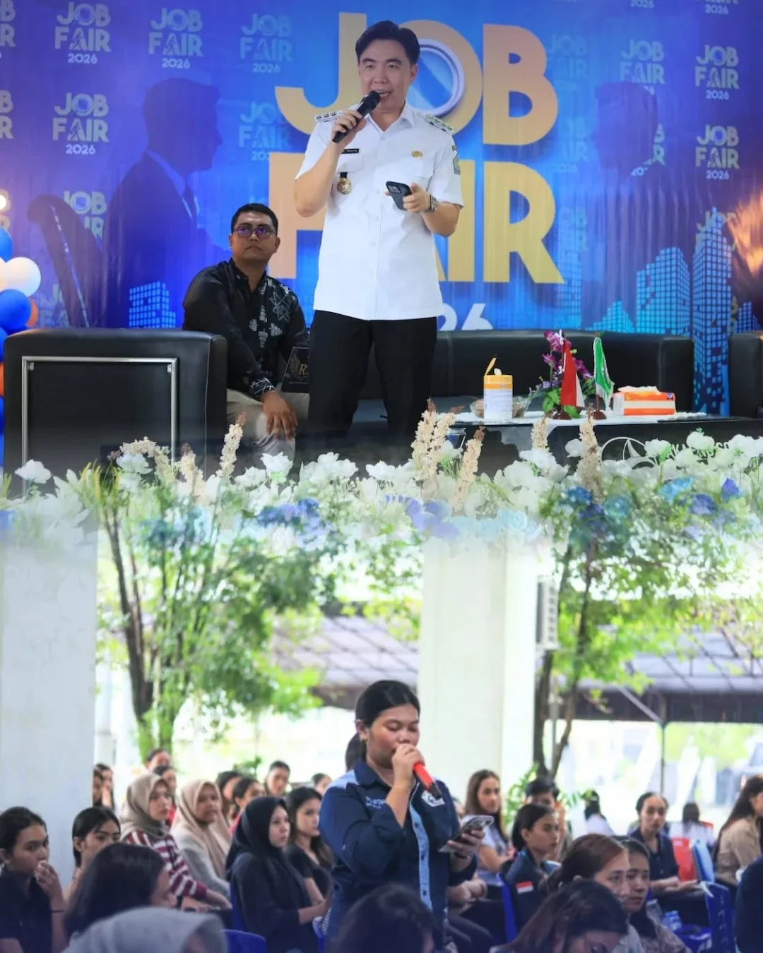 Bupati Michael Thungari memberikan kuliah umum dalam Job Fair Sangihe 2026 di Polnustar