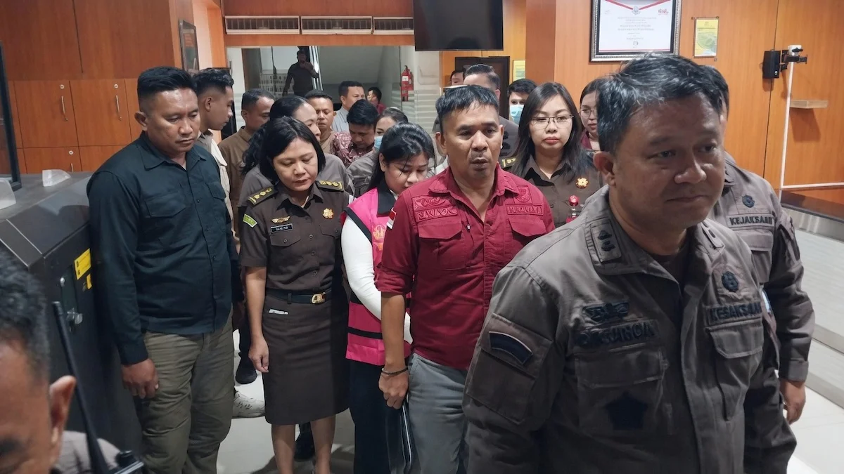 Bupati Sitaro Chyntia Kalangit berjalan menuju ruang tahanan Kejati Sulut