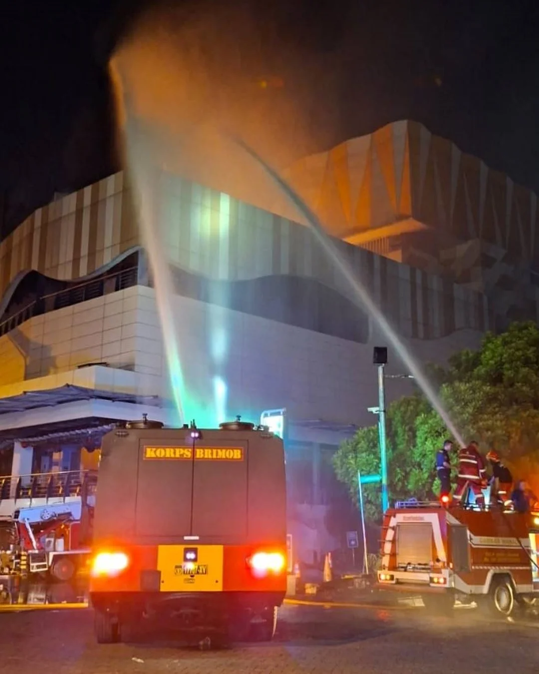 Petugas damkar memadamkan api di Megamall Manado kawasan Megamas