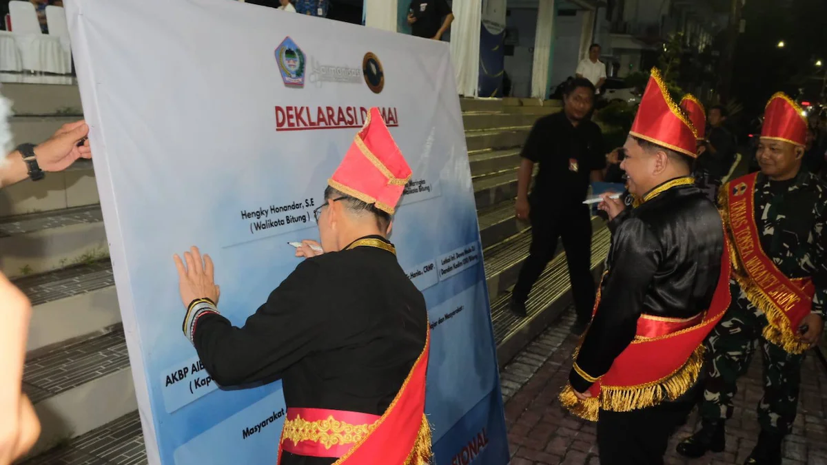 Wali Kota Bitung Hengky Honandar menandatangani Deklarasi Damai Torang Orang Bitung