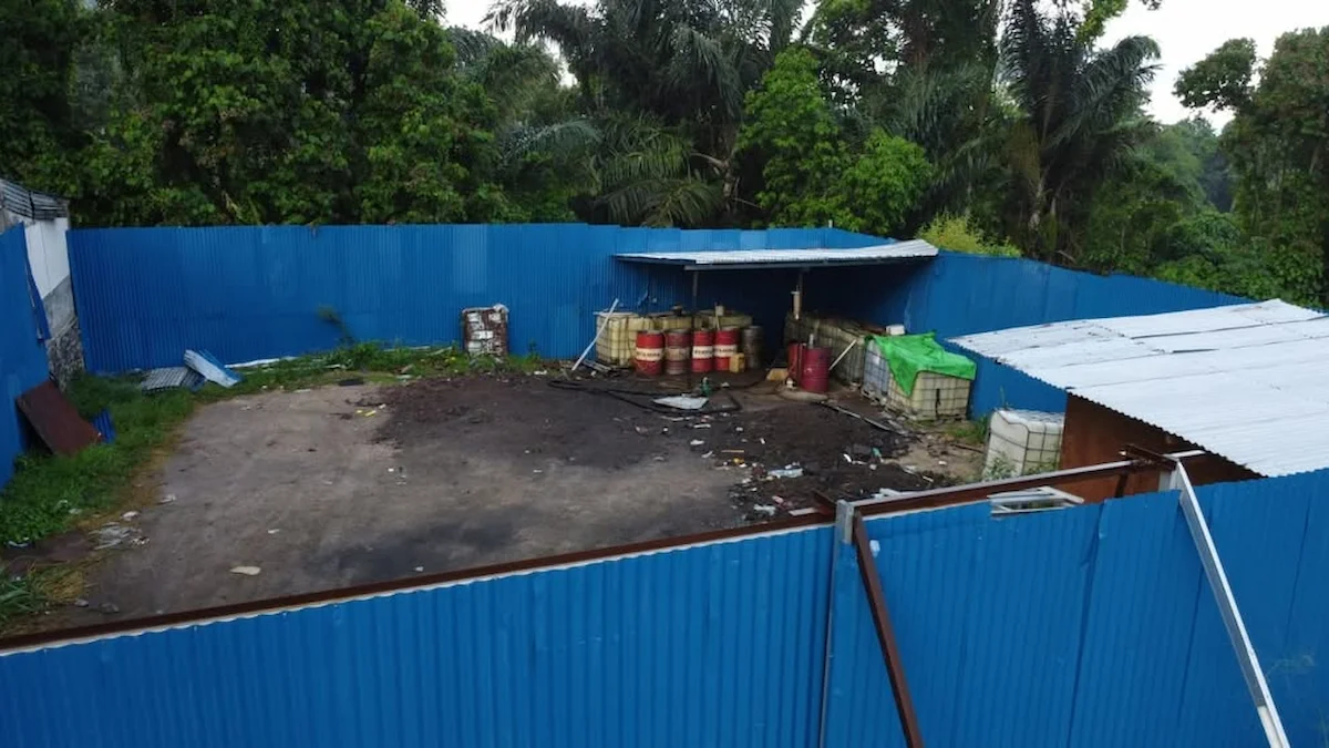Foto udara gudang berisi tangki solar subsidi yang ditemukan Pomdam XIII/Merdeka di Minut