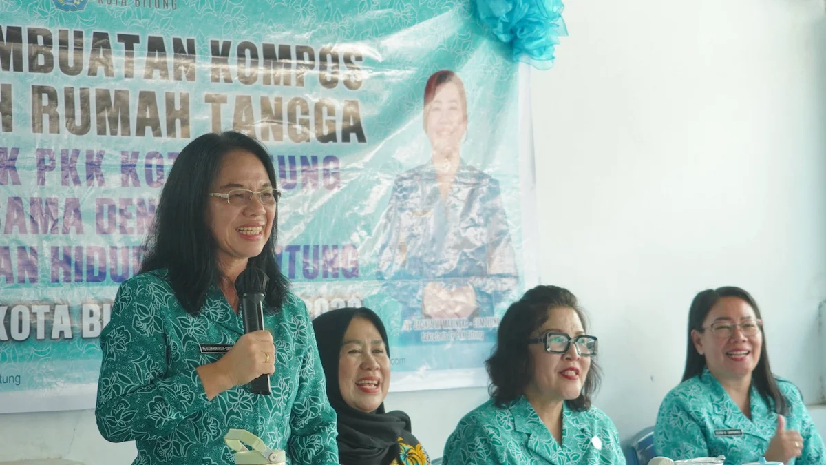 Ellen Honandar Sondakh saat memberikan sosialisasi pengolahan kompos di Bitung