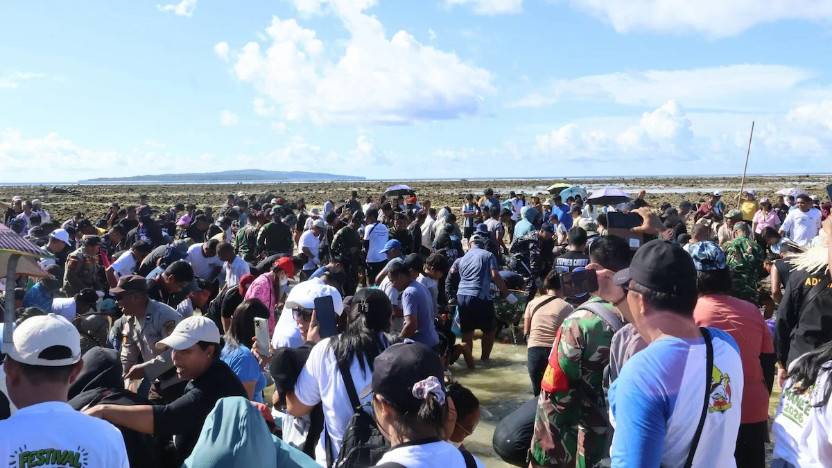 Ribuan warga dan wisatawan mengikuti Festival Mane’e 2026 di perairan Pulau Intata Kakorotan Talaud