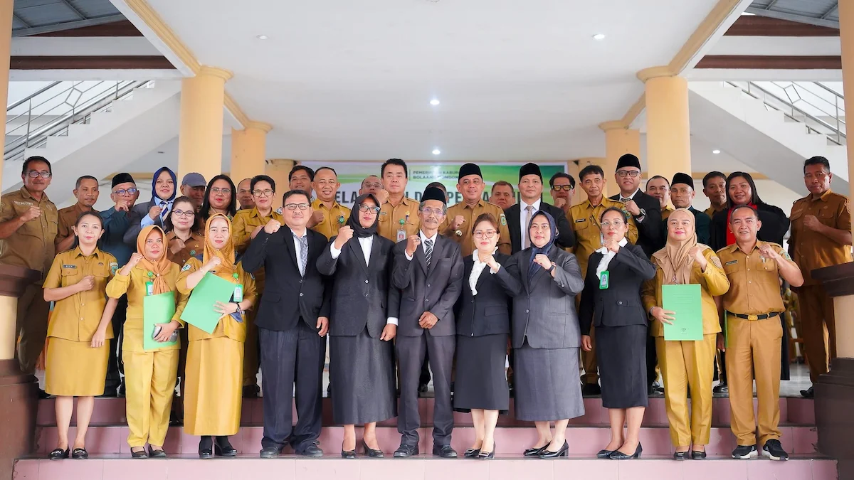 Pejabat Pemkab Bolaang Mongondow foto bersama usai pelantikan di Lolak