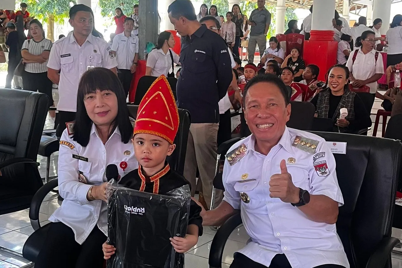 Bupati Franky Wongkar bersama peserta anak dalam Lomba Hardiknas Minahasa Selatan