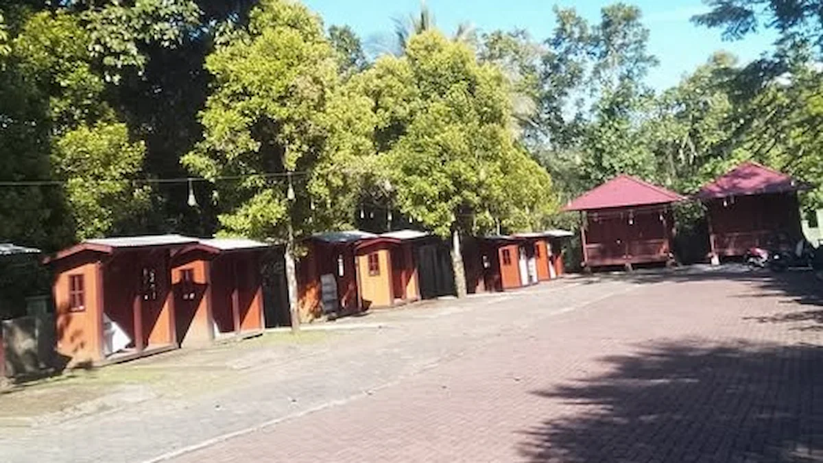 gazebo dan fasilitas wisata alam di kawasan air terjun tomohon sulawesi utara