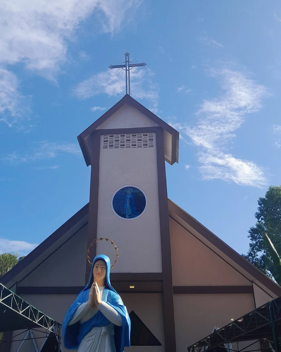 Tampak depan Gereja Katolik Stella Maris Bunaken di Pulau Bunaken