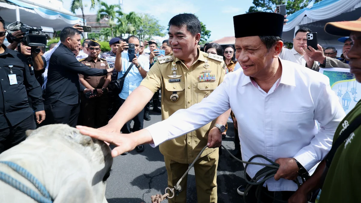 Gubernur Sulawesi Utara Yulius Selvanus menyerahkan bantuan sapi kurban Iduladha 1447 Hijriah di Manado