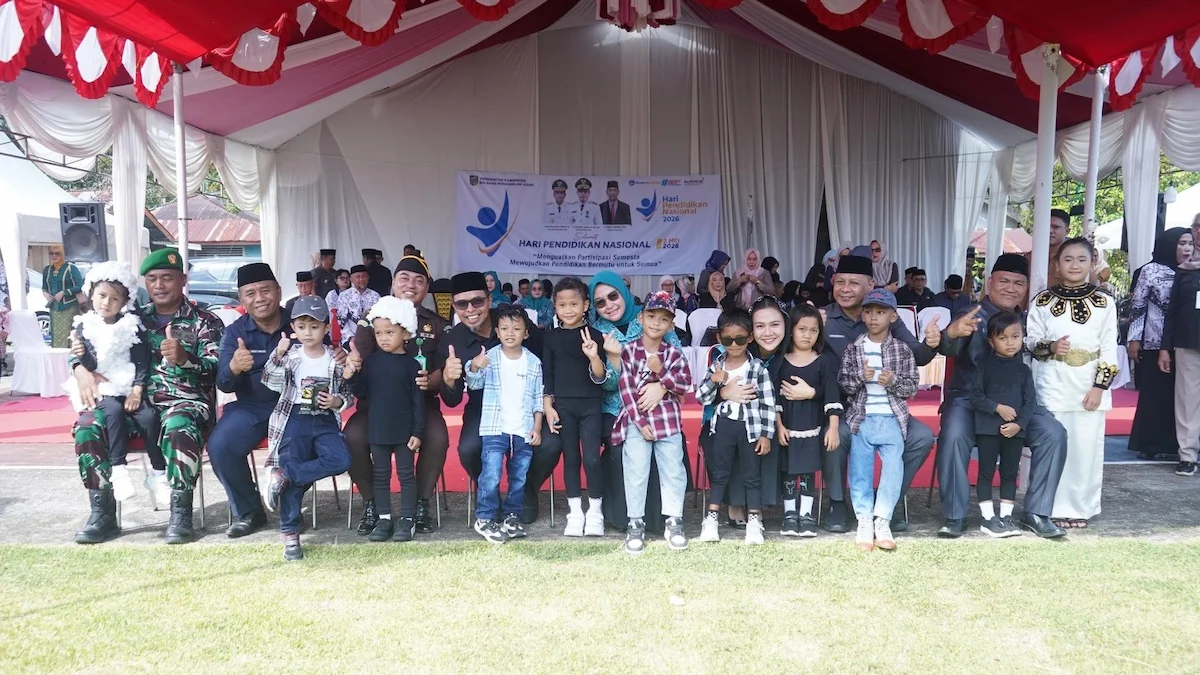 Kebersamaan Bupati Boltara dan siswa saat Hardiknas 2026