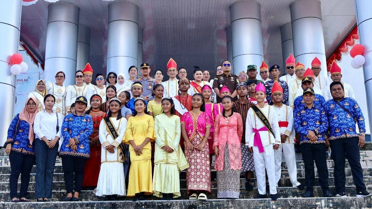 Siswa dan pejabat foto bersama pada peringatan Hardiknas Talaud 2026