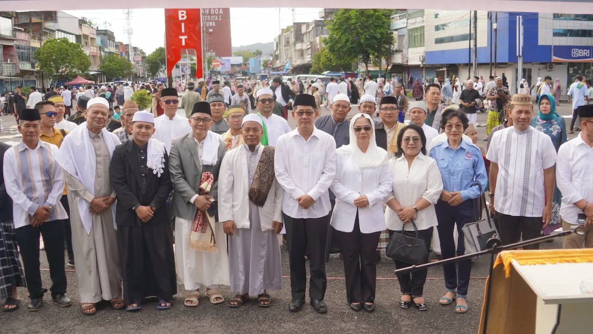 Hengky Honandar dan Ellen Honandar Sondakh bersama jamaah Sholat Ied Iduladha di Bitung