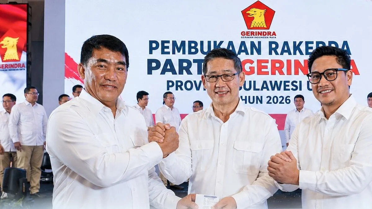 Hengky Honandar menerima KTA Gerindra dari Yulius Selvanus dalam Rakerda Gerindra Sulut 2026 di Manado