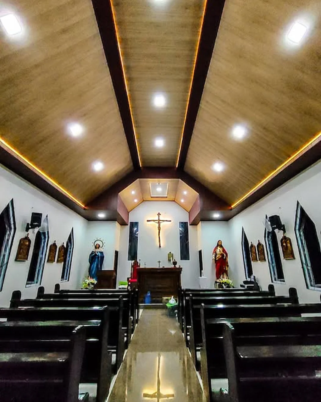 Interior Gereja Katolik Stella Maris Bunaken saat misa perdana umat