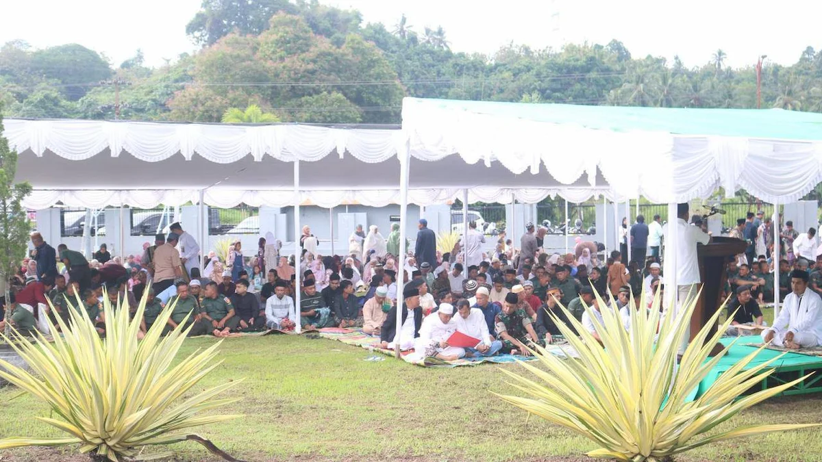Suasana jamaah Salat Iduladha 1447 Hijriah di halaman Kejaksaan Negeri Minahasa Selatan