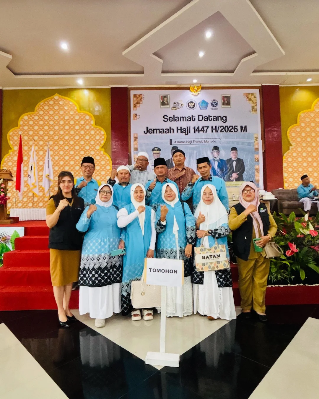 Jemaah haji Kota Tomohon berfoto di Asrama Haji Transit Manado 2026