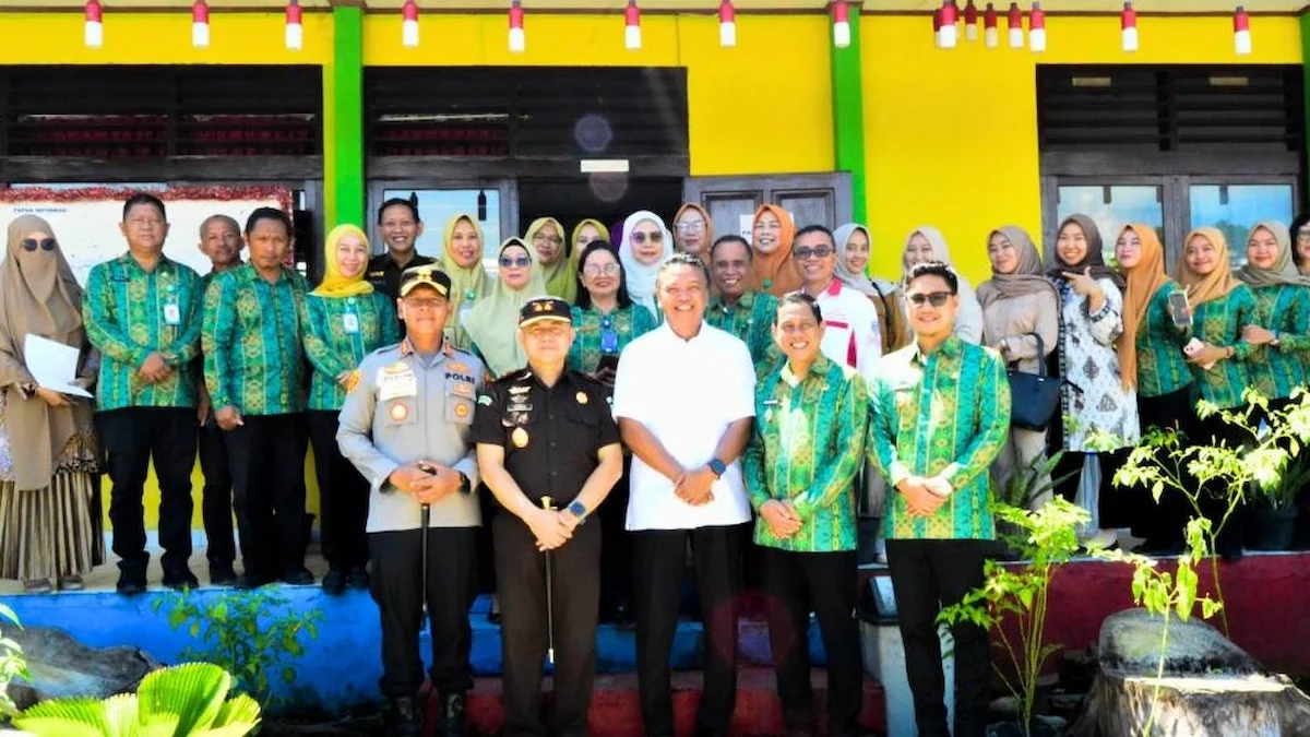 Kajati Sulut Jacob Hendrik Pattipeilohy bersama jajaran Pemkot Kotamobagu dan Forkopimda