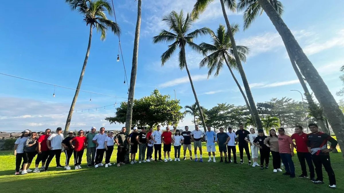 Peserta jalan sehat Pemkab Minahasa Selatan bersama Kejati Sulut di kawasan pantai alar Amurang