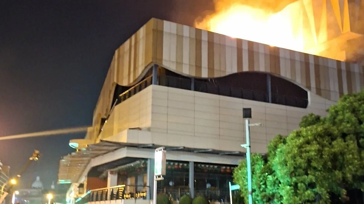 Kobaran api terlihat di bagian atas Megamall Manado saat kebakaran