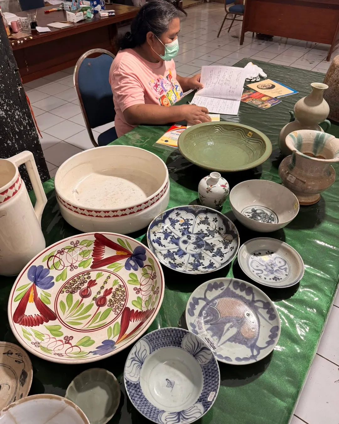 koleksi keramik dan artefak sejarah di museum provinsi sulawesi utara