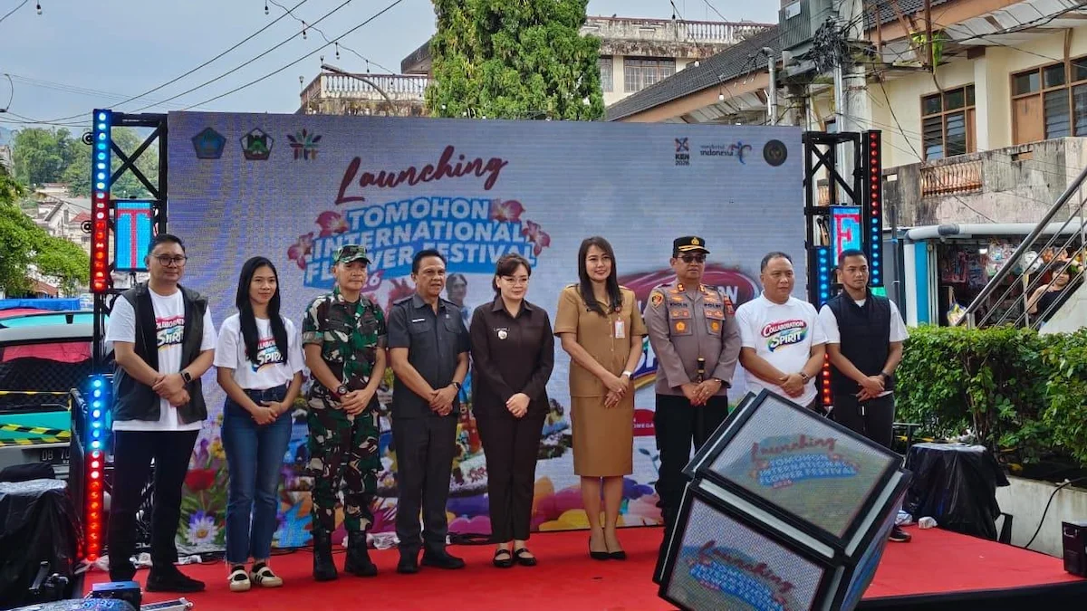 pejabat kota tomohon menghadiri launching festival bunga di pusat kota