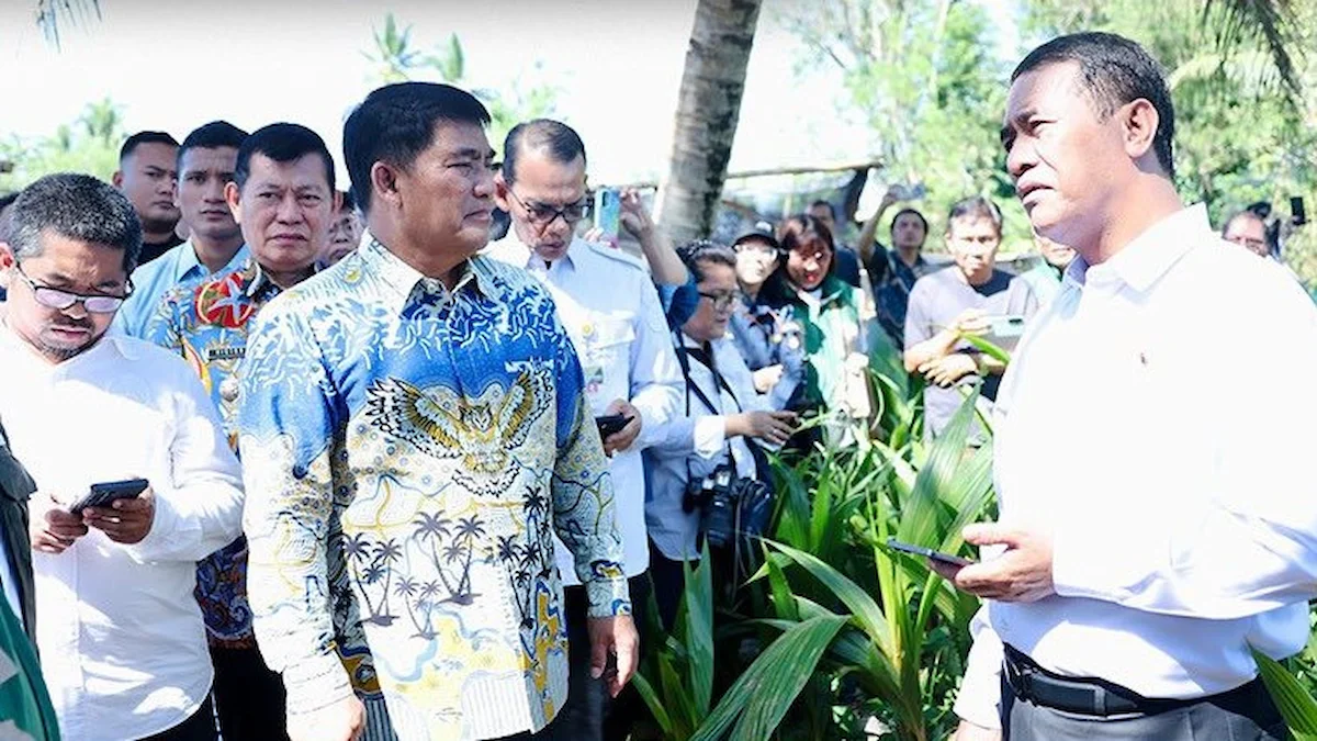 Mentan Amran berdiskusi dengan Gubernur Sulut di lokasi pembibitan
