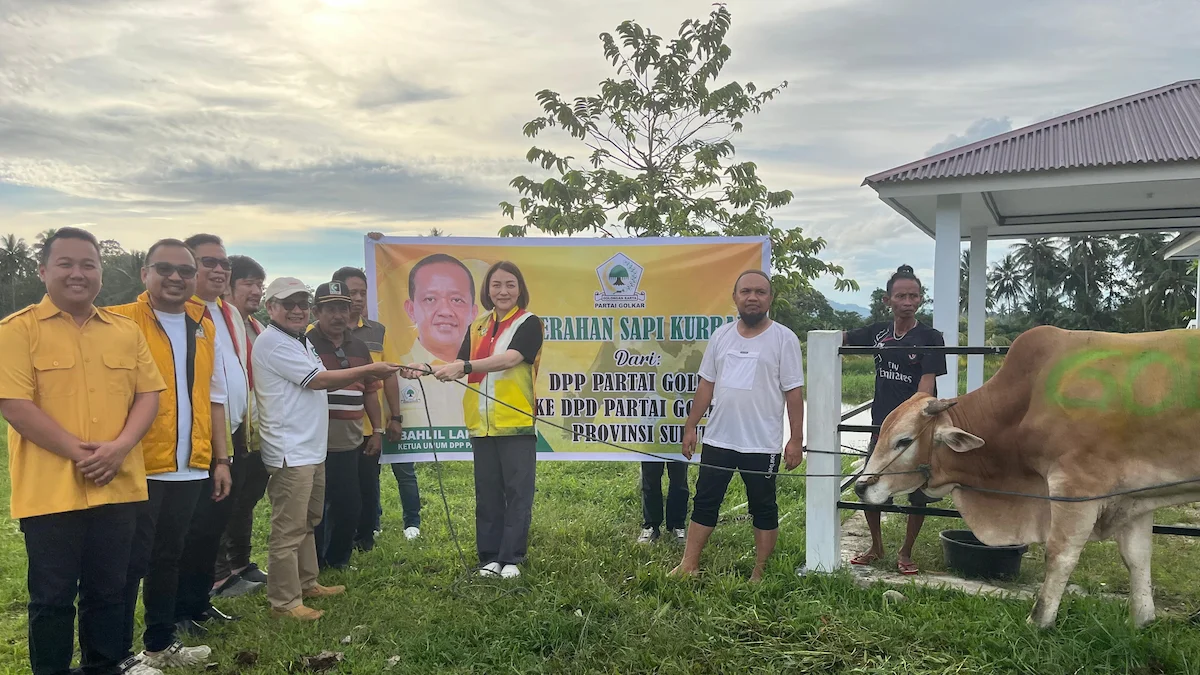 Michaela Paruntu menyerahkan sapi kurban bantuan Bahlil Lahadalia di Sulawesi Utara