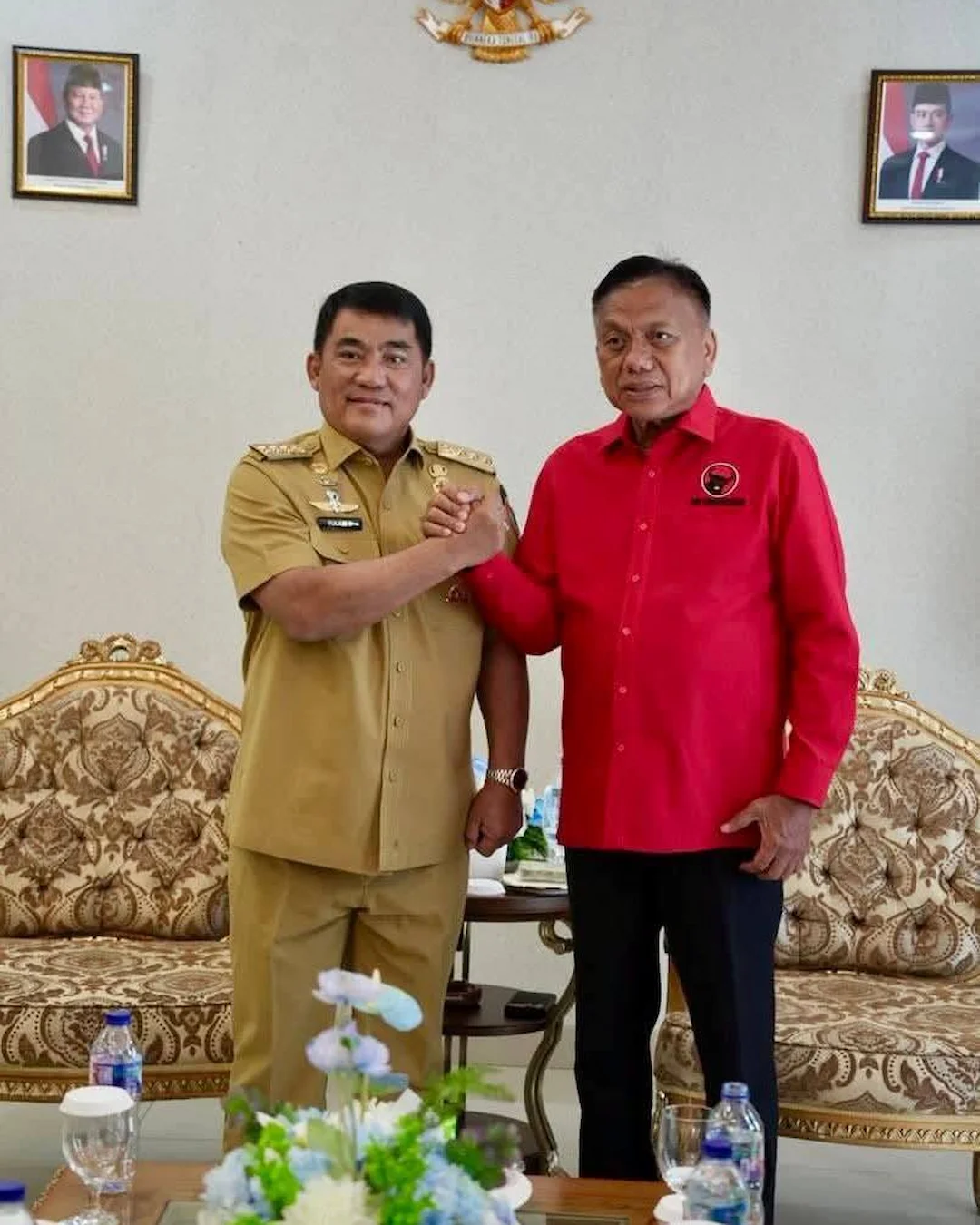 Olly Dondokambey berjabat tangan dengan Gubernur Yulius Selvanus