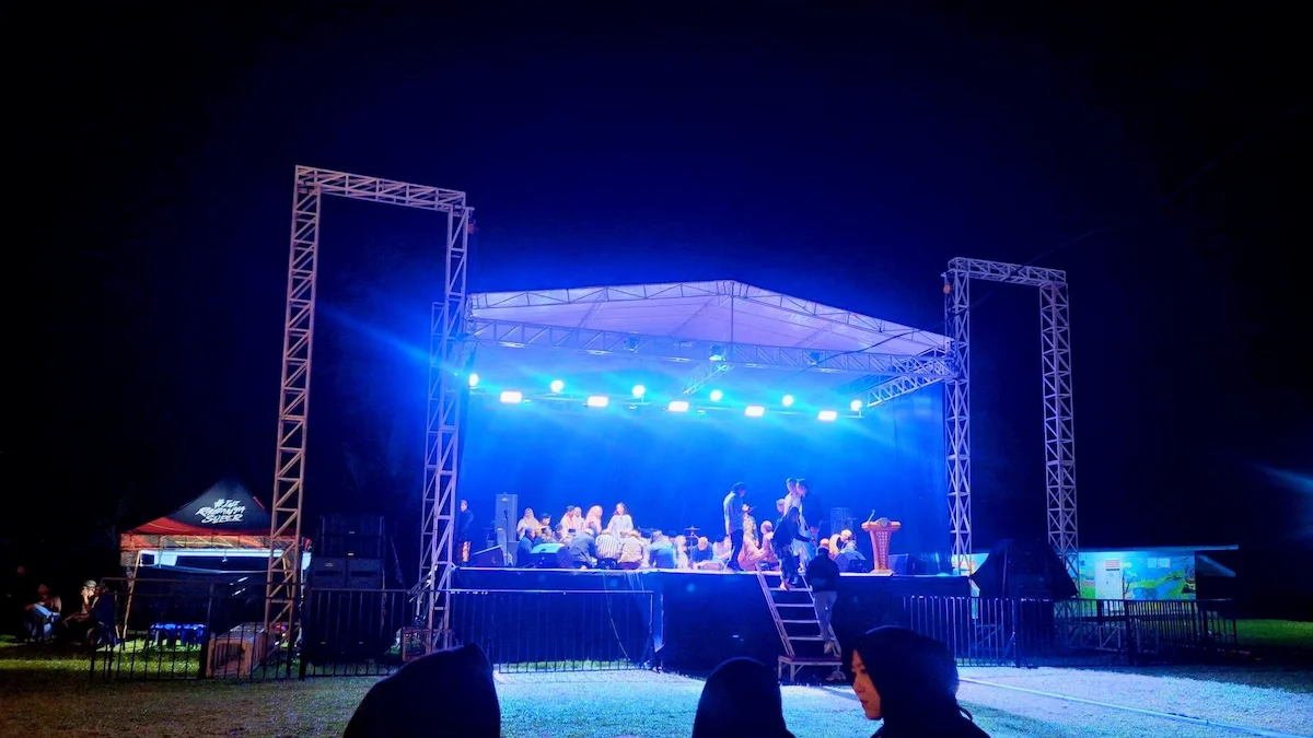 Panggung utama Java Culture Fest Boltim 2026 di Lapangan Arjuna Modayag pada malam hari