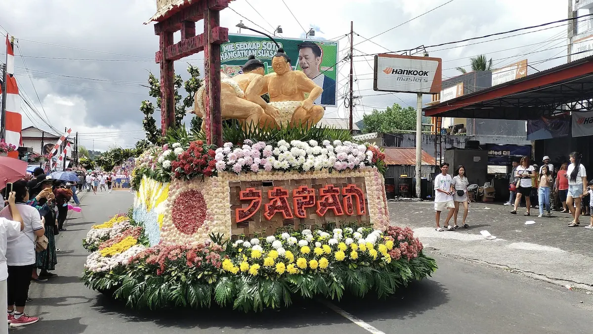 parade mobil hias bunga tomohon flower festival sulawesi utara