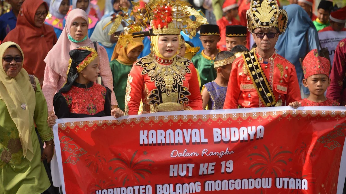 Peserta mengenakan pakaian adat nusantara dalam Karnaval Budaya Boltara
