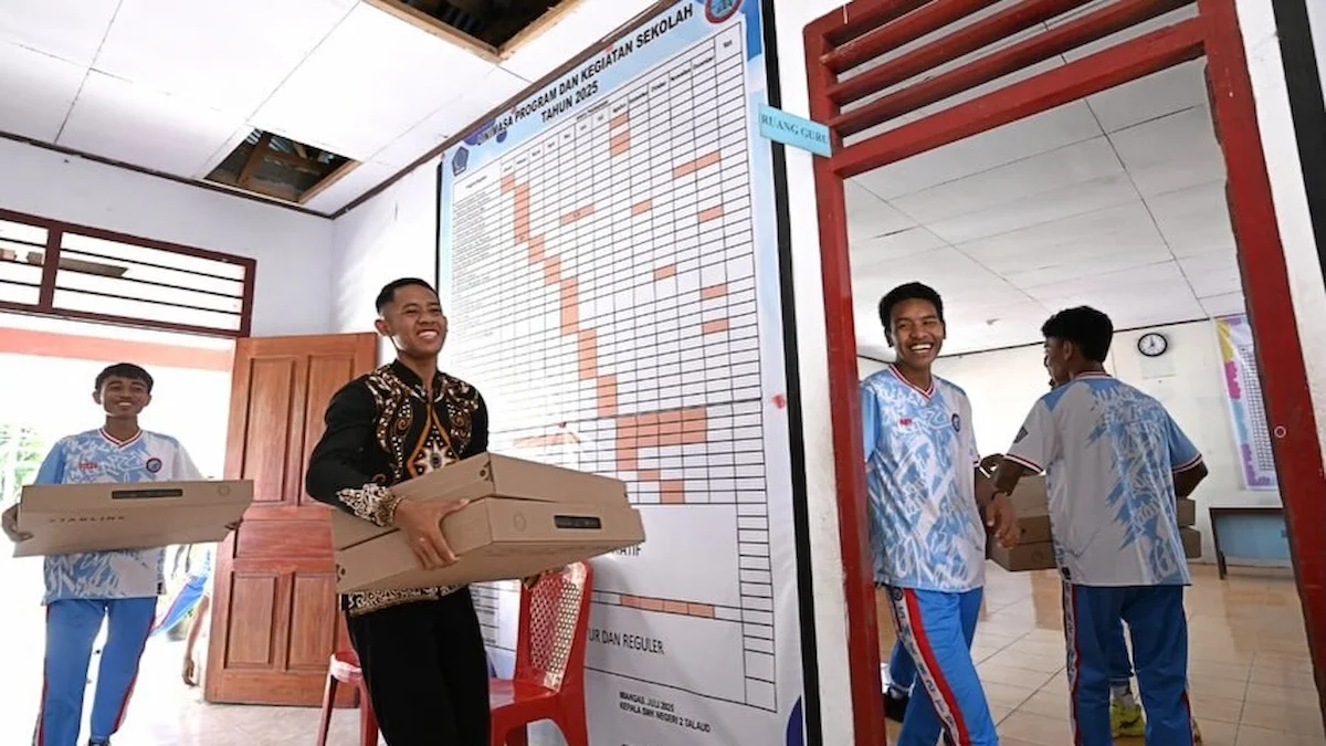 Pelajar di Miangas membawa bantuan perlengkapan dari Presiden Prabowo Subianto