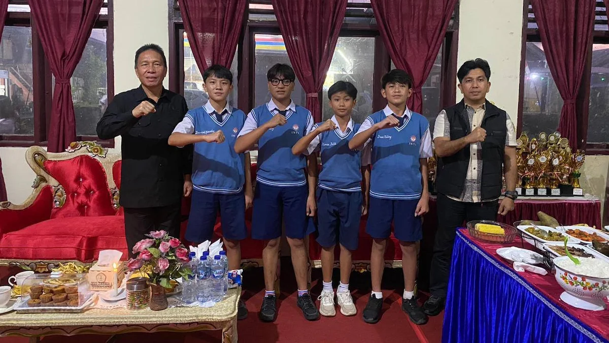 Bupati Franky Donny Wongkar bersama pelajar usai sosialisasi bahaya narkoba di Modoinding Minahasa Selatan