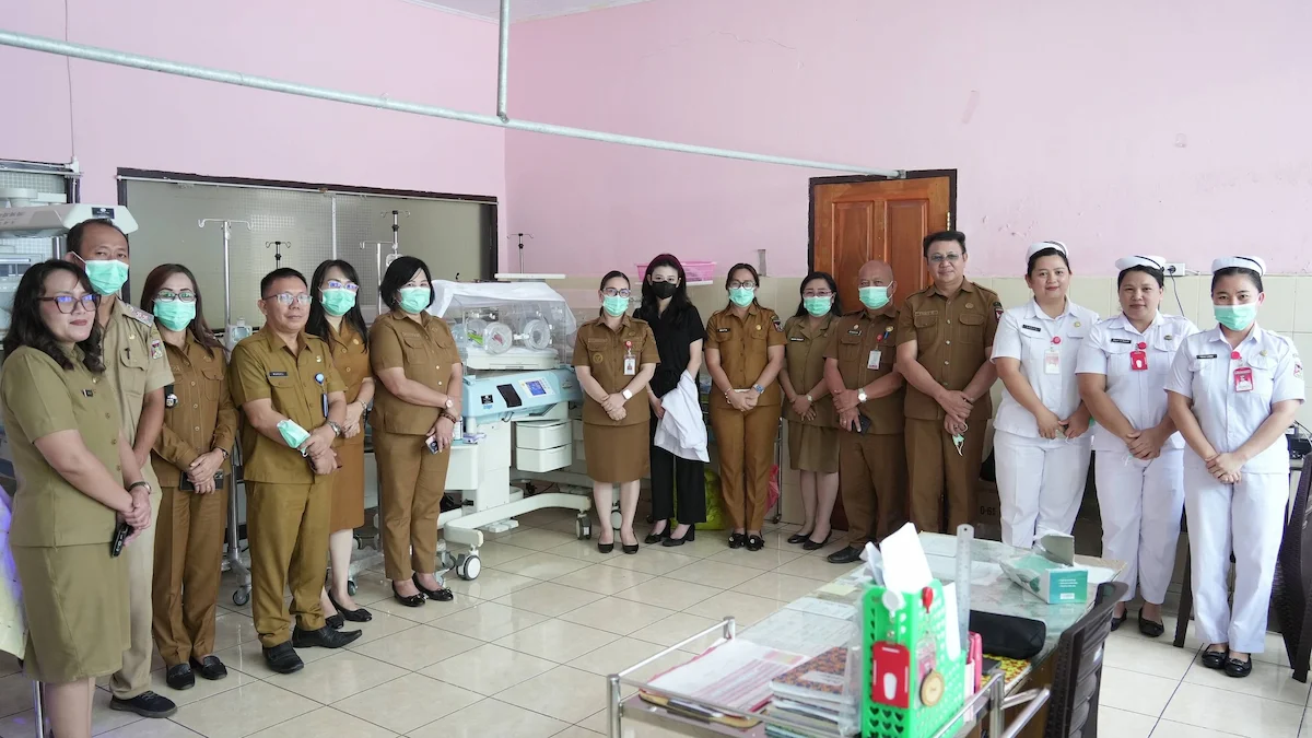 Jajaran Pemkab Minahasa dan tenaga medis mengunjungi bayi terlantar