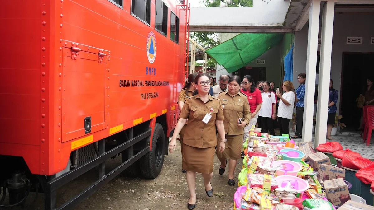 Pemkab Minahasa menyalurkan bantuan bencana untuk warga Desa Totolan Kecamatan Kakas Barat