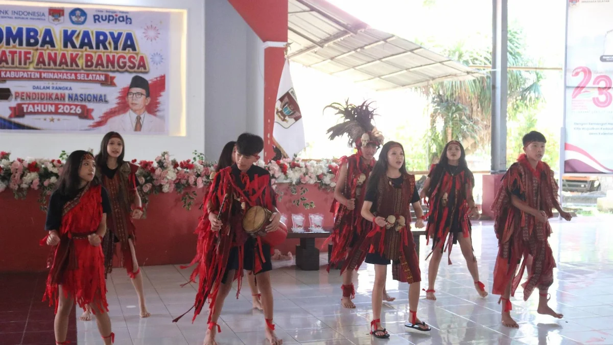 Pelajar tampil membawakan pertunjukan budaya dalam Lomba Hardiknas Minsel 2026