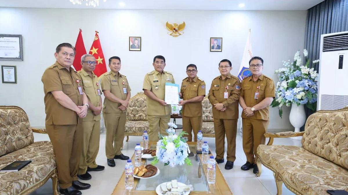 Yulius Selvanus dan Heronimus Makainas berfoto usai penetapan Plt Bupati Sitaro
