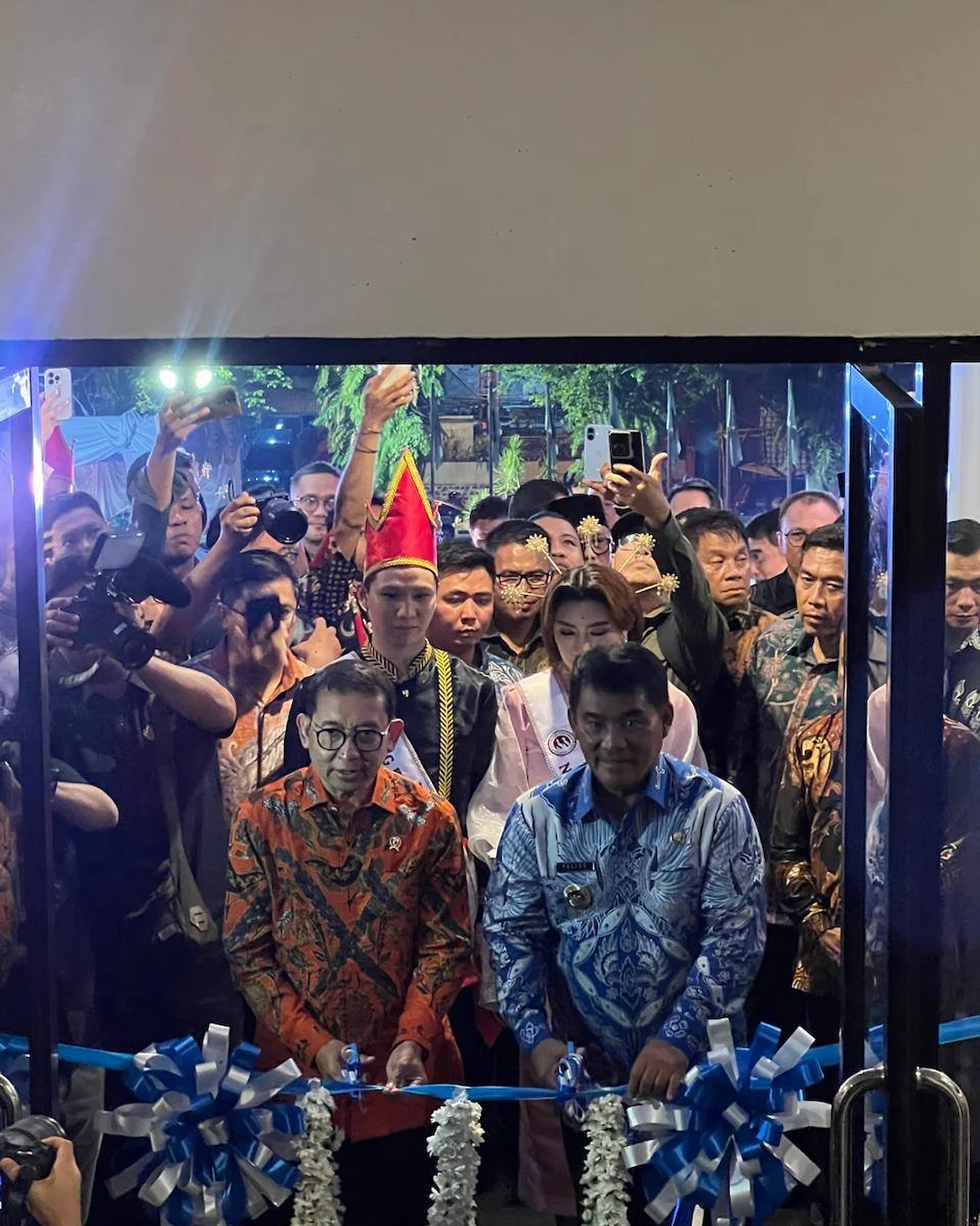 Fadli Zon dan Yulius Selvanus menggunting pita peresmian museum di Manado