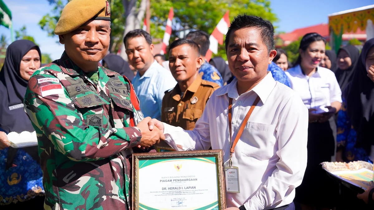 Penyerahan penghargaan percepatan digitalisasi QRIS di Bolaang Mongondow