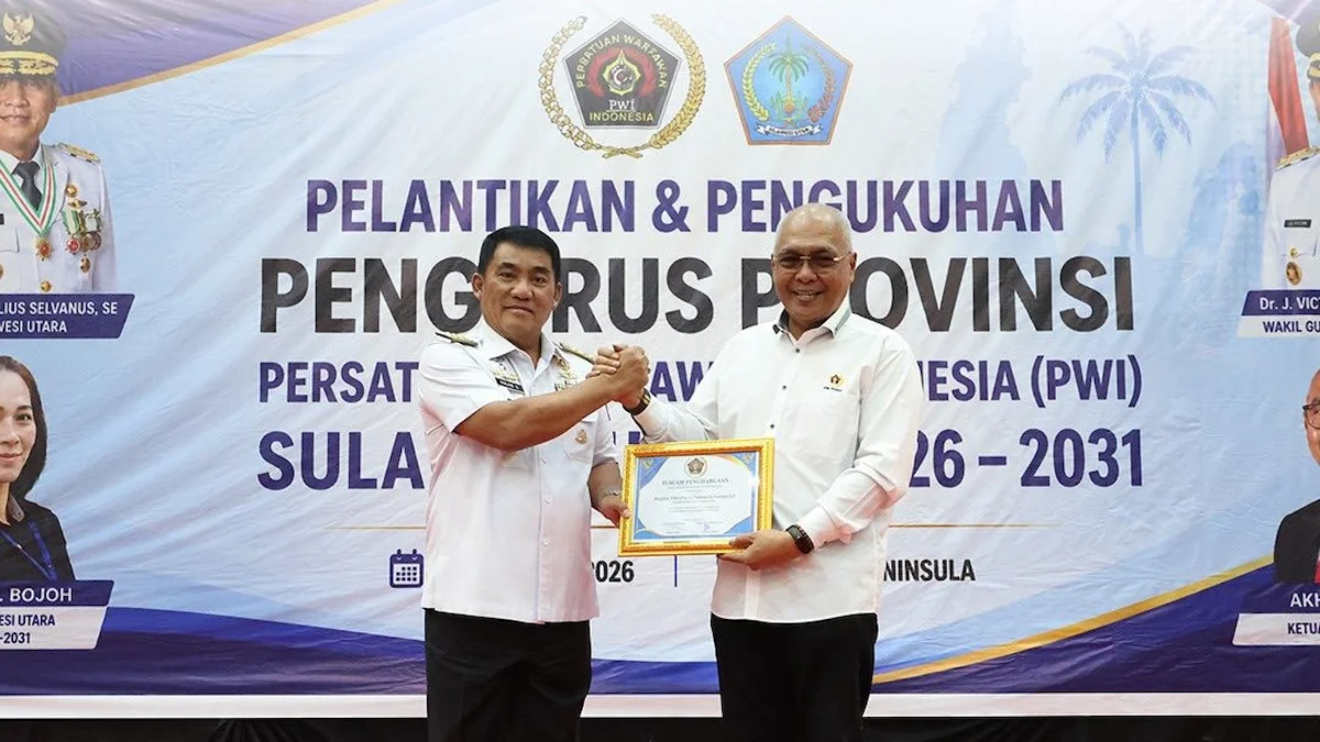 Gubernur Yulius Selvanus menerima cinderamata dalam pelantikan PWI Sulut 2026-2031