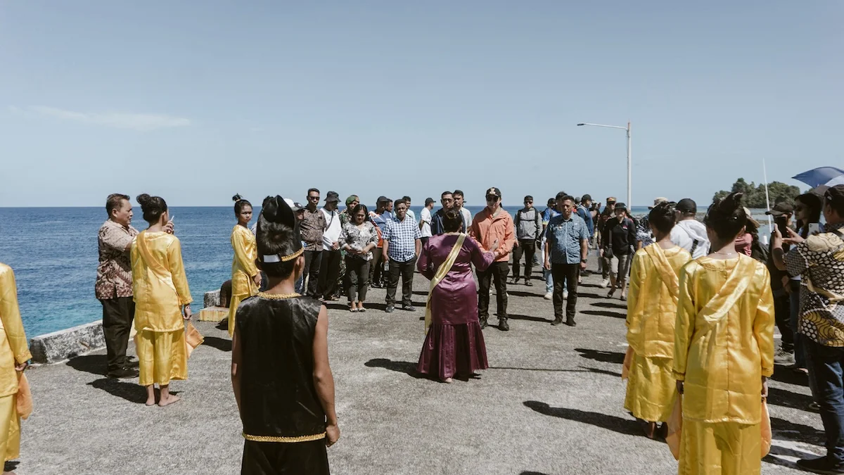 Penyambutan adat Bupati Sangihe Michael Thungari di Pulau Kalama