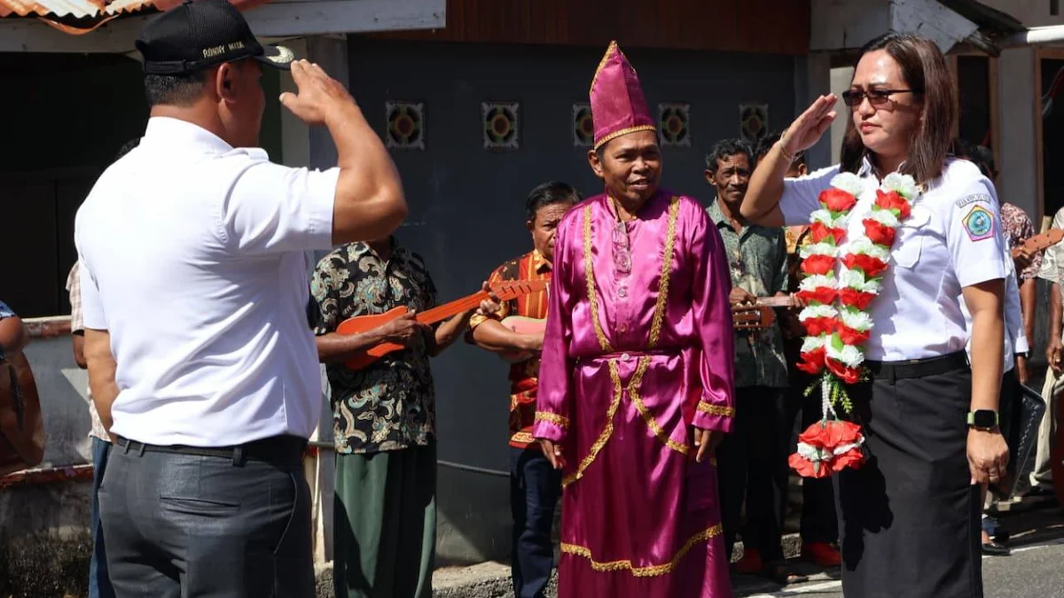 Penyambutan Kepala Diskominfo Statistik Talaud Sthela F. Bentian dalam program Desa Cantik