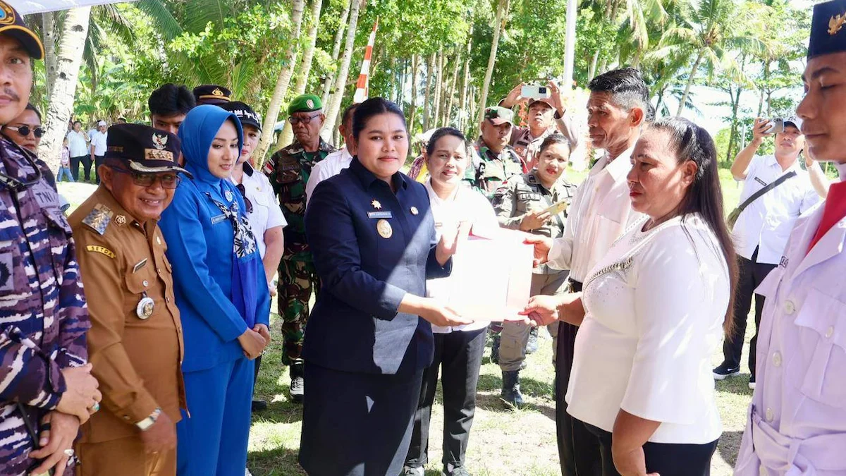Wakil Bupati Talaud menyerahkan akta kelahiran kepada warga Pulau Kakorotan