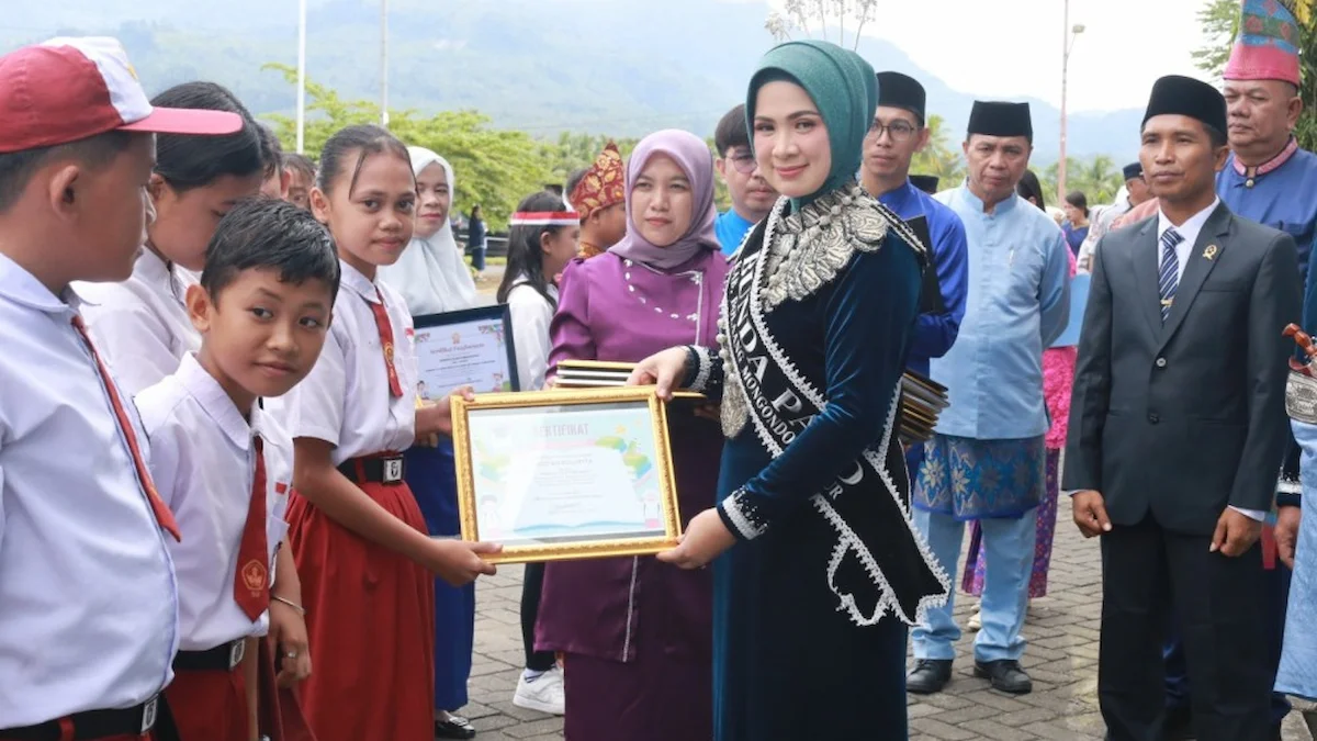 Penyerahan penghargaan kepada siswa berprestasi di Boltim