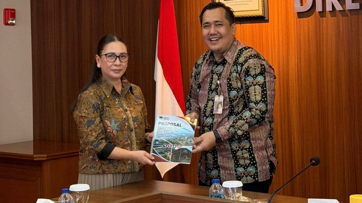 Wakil Bupati Minahasa Vanda Sarundajang menyerahkan proposal program infrastruktur Minahasa kepada Dirjen Cipta Karya Kementerian PU
